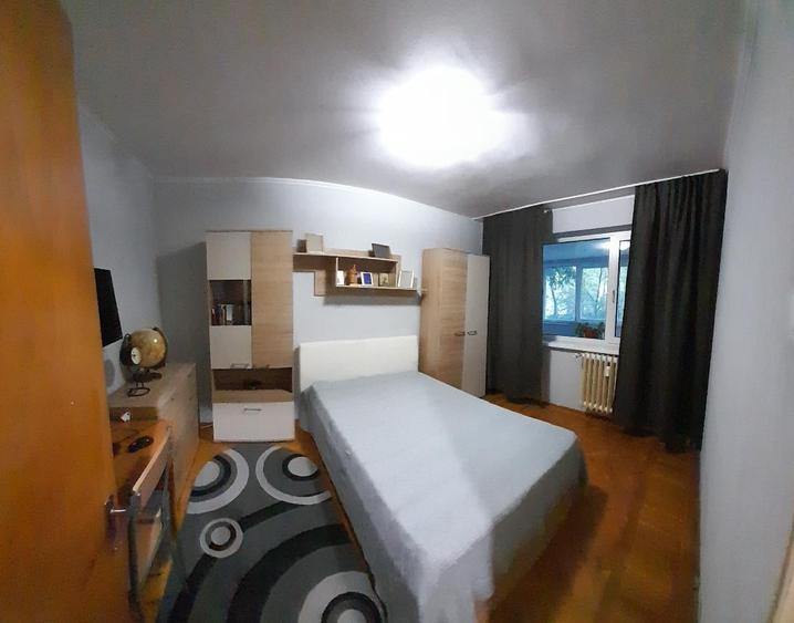 Apartament cu 3 camere semidecomandat în Drumul Taberei