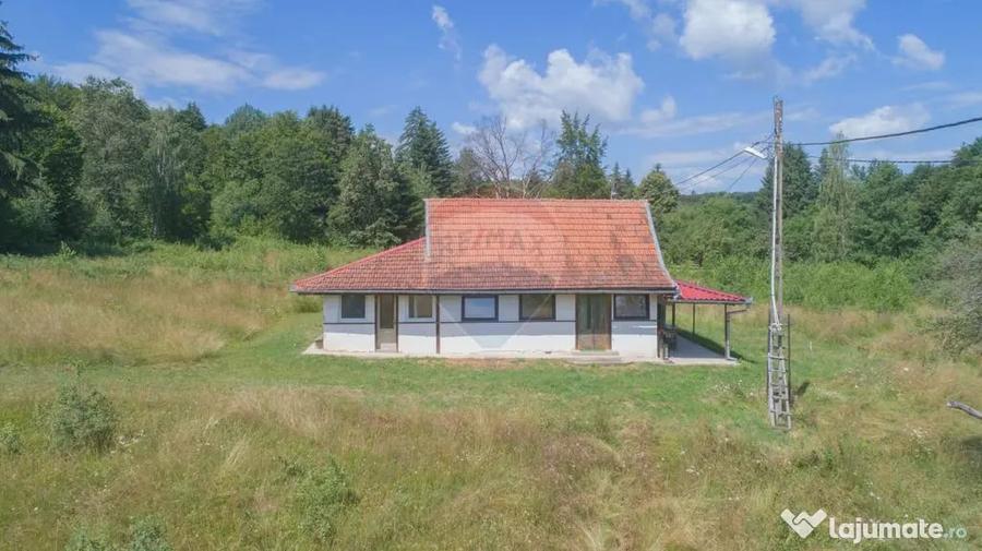 Casă cu 3 camere cu Teren 8100 Mp în Ucea