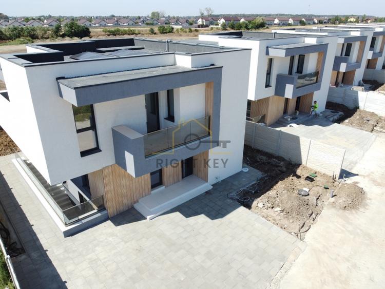 Casă individuală cu 4 camere cu Canalizare în Domnești