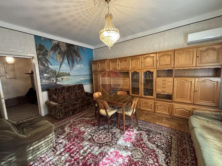 Apartament cu 4 camere decomandat, mobilat în Periferie
