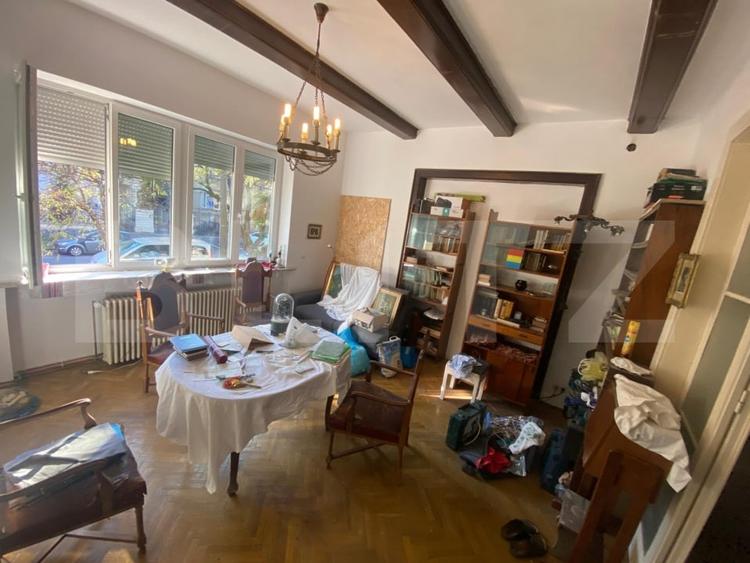 Apartament cu 6 camere decomandat în Central