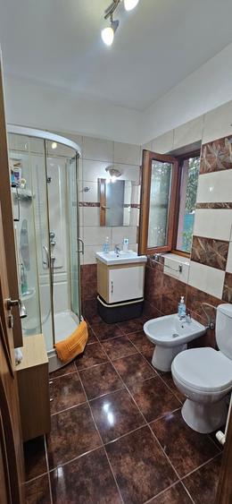 Casă individuală cu 5 camere cu Canalizare în Ghiroda