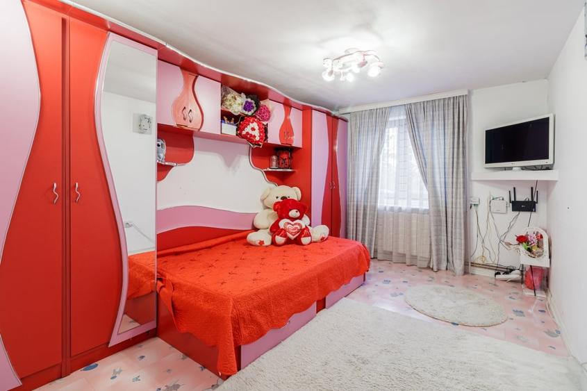 Casă individuală cu 7 camere cu Canalizare în Periș