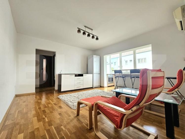 Apartament cu 3 camere semidecomandat, mobilat în Dâmbovița