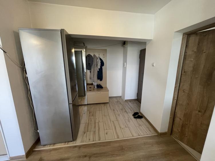 Apartament cu 3 camere decomandat, mobilat în Berceni