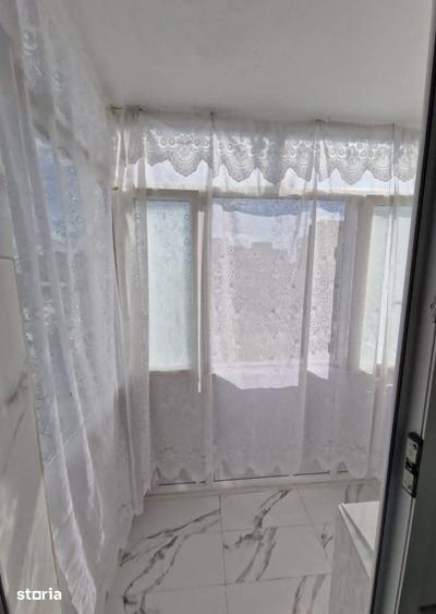 Apartament cu 3 camere semidecomandat în Calea București