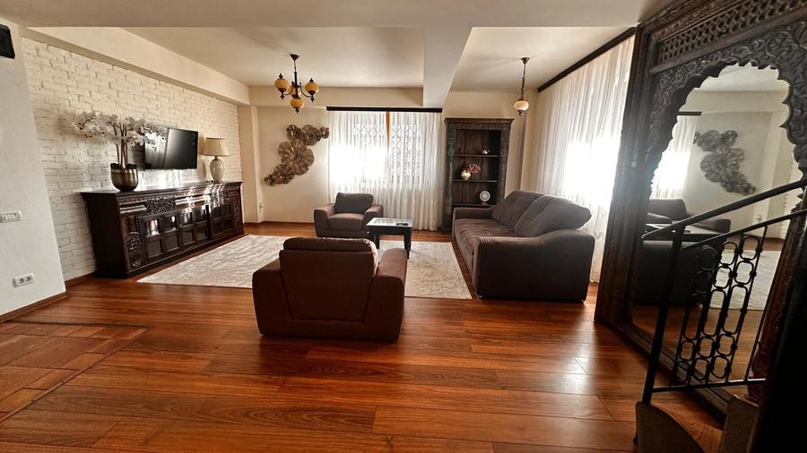 Penthouse cu 3 camere decomandat, mobilat în Mamaia