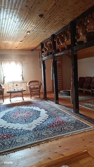 Casă cu 4 camere cu Teren 958 Mp în Central
