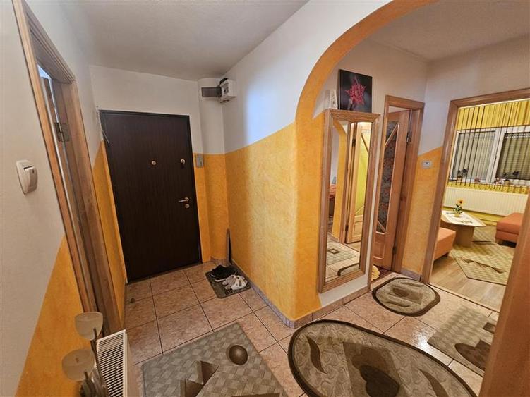Apartament cu 3 camere decomandat, mobilat în Micro IV