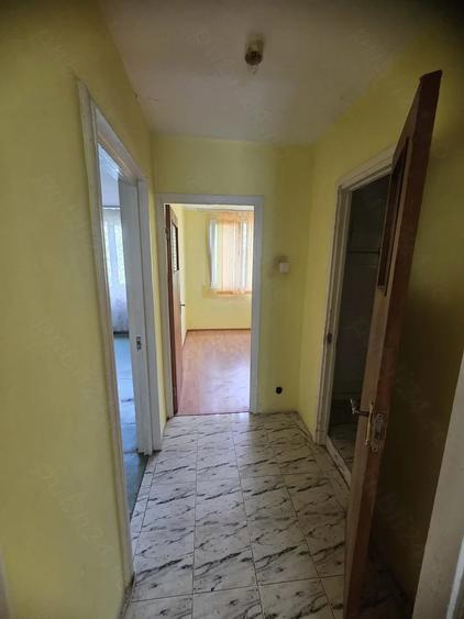Apartament cu 3 camere semidecomandat în 1 Decembrie 1918