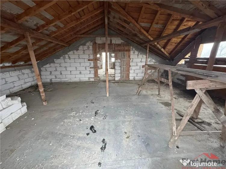 Casă cu 4 camere cu Teren 2000 Mp în Rădulești