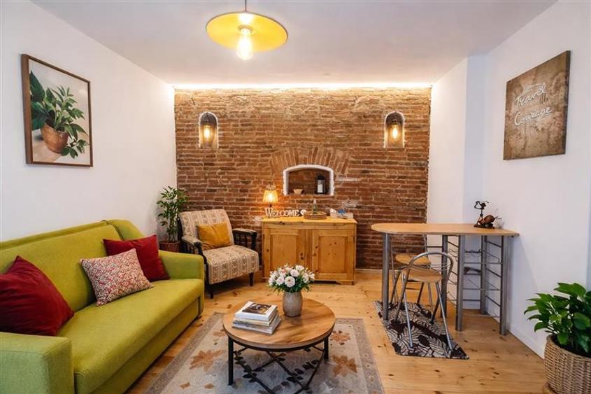 Apartament cu 2 camere semidecomandat, mobilat în Central