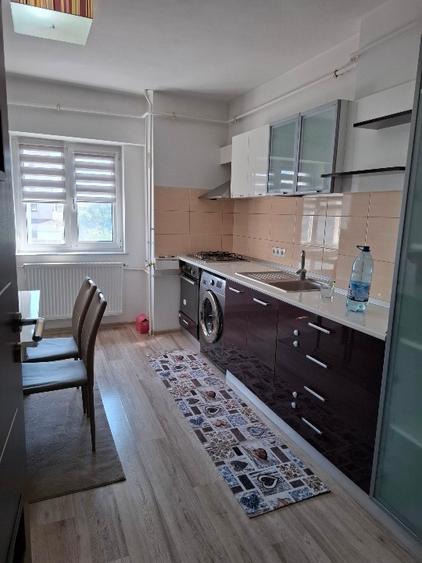 Apartament cu 3 camere decomandat în Calea București