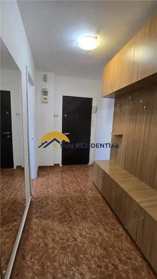 Apartament cu 3 camere semidecomandat în Berceni