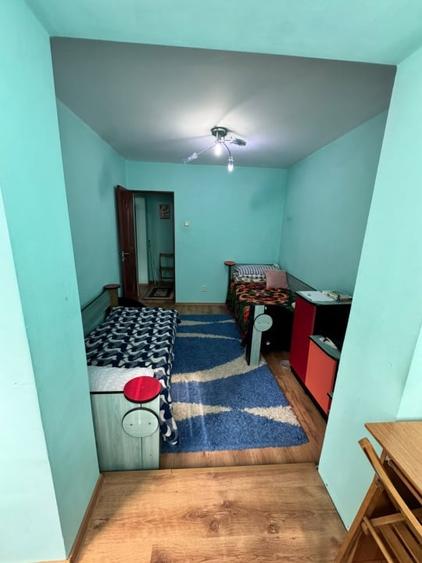 Apartament cu 3 camere semidecomandat, mobilat în Săsar