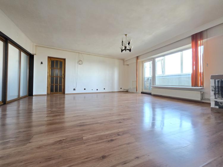 Apartament cu 4 camere decomandat în Lujerului
