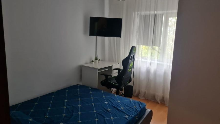 Apartament cu 3 camere decomandat în Craiovița Nouă