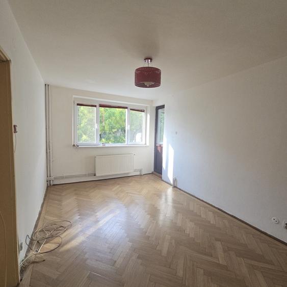 Apartament cu 3 camere semidecomandat în Crângași