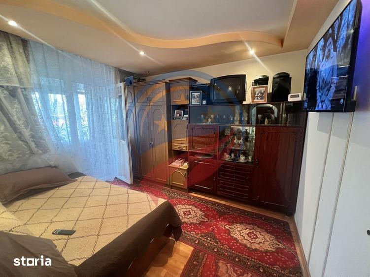 Apartament cu 3 camere semidecomandat în Craiovița Nouă