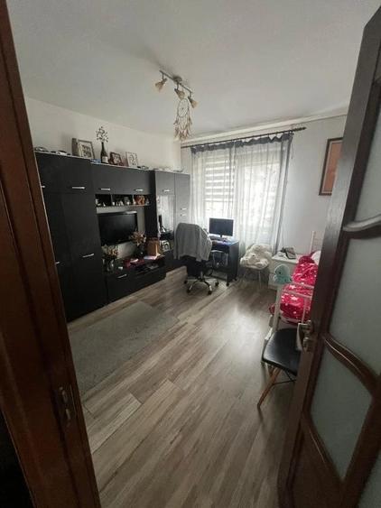 Apartament cu 3 camere decomandat în Florești