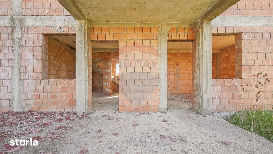 Casă cu 6 camere cu Teren 462 Mp în Sânpetru