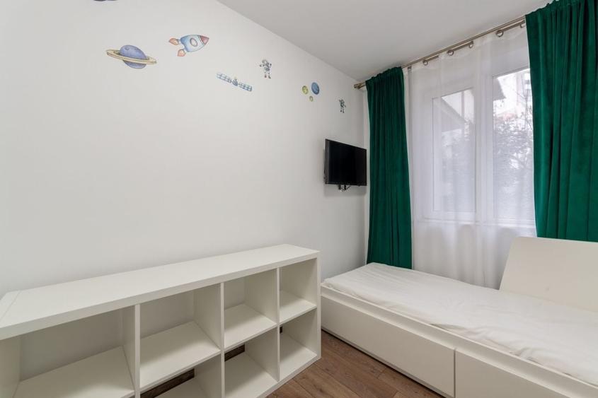 Apartament cu 3 camere semidecomandat, mobilat în Calea București