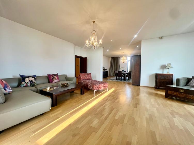 Apartament cu 4 camere decomandat, mobilat în Băneasa