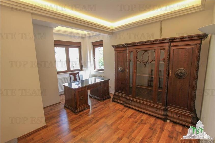 Casă individuală cu 11 camere cu Canalizare în Dorobanți