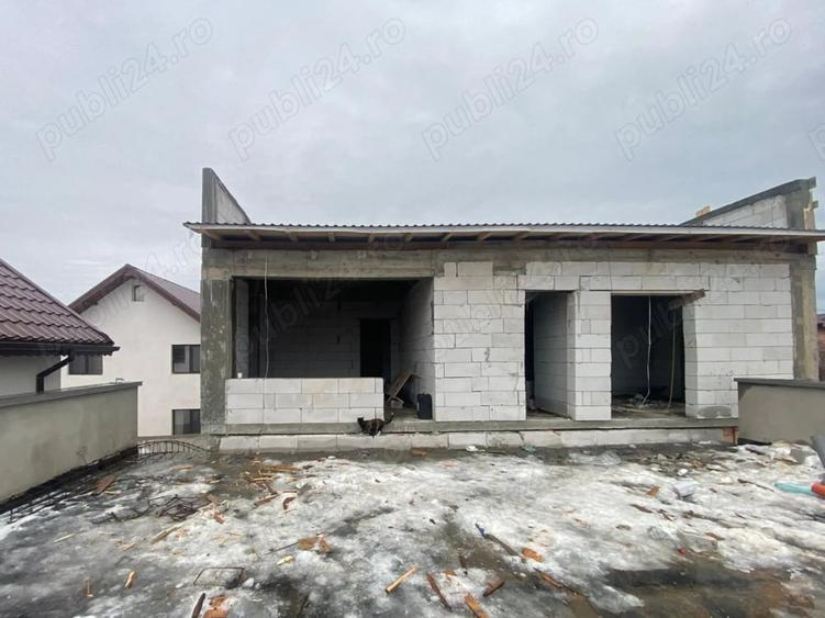 Casă cu 6 camere cu Teren 478 Mp în Lumina