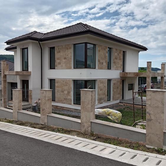 Casă cu 4 camere în Mărăști