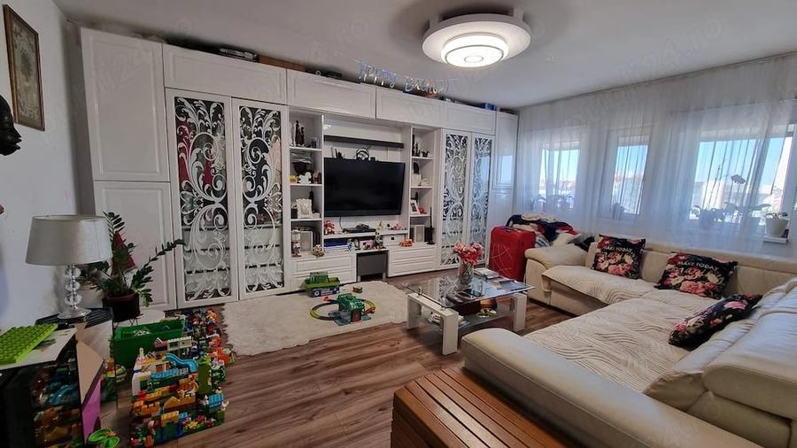 Apartament cu 3 camere decomandat în Exterior Vest