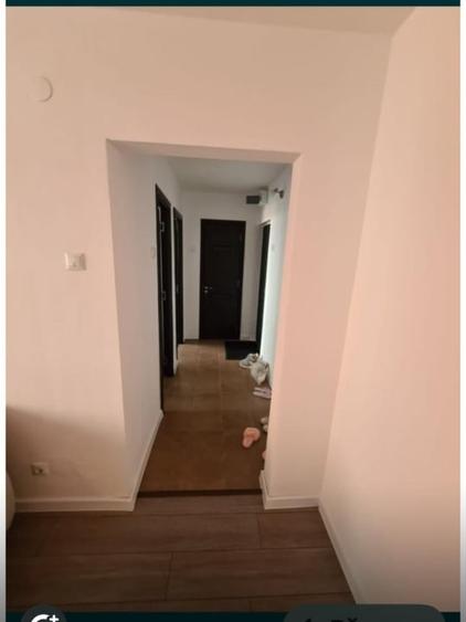 Apartament cu 3 camere semidecomandat, mobilat în Craiovița Nouă