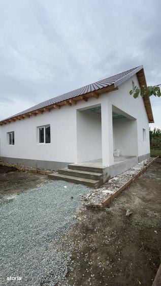 Casă cu 4 camere în Lumina