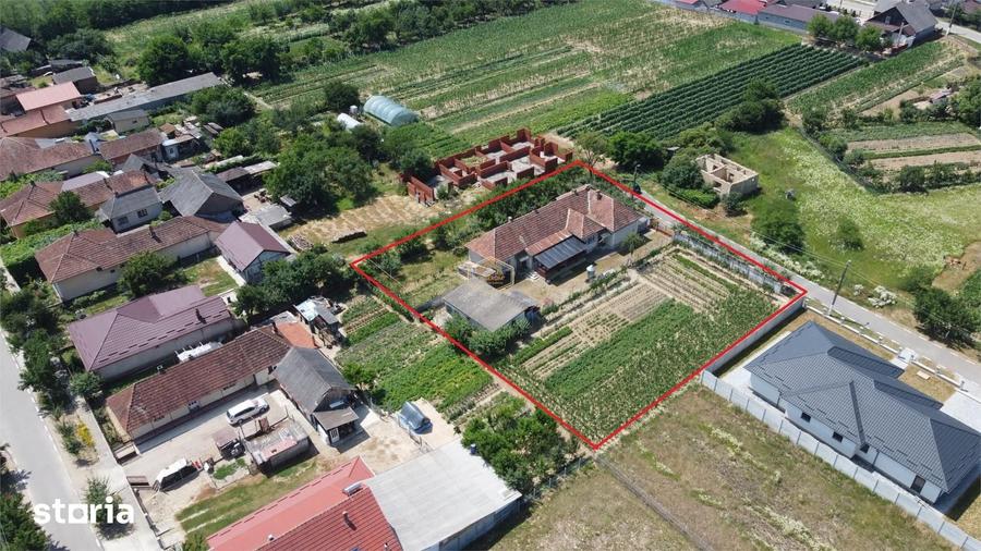 Casă cu 4 camere cu Teren 1656 Mp în Livada