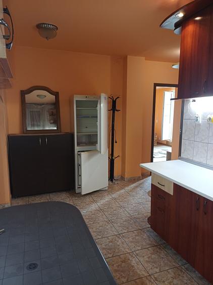 Apartament cu 3 camere decomandat în Calea București
