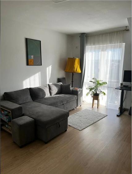 Apartament cu 4 camere semidecomandat în Telegrafului