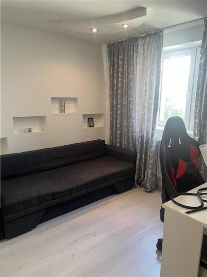 Apartament cu 3 camere semidecomandat, mobilat în Tei