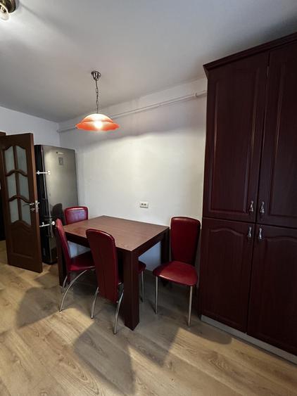 Apartament cu 3 camere decomandat, mobilat în Central