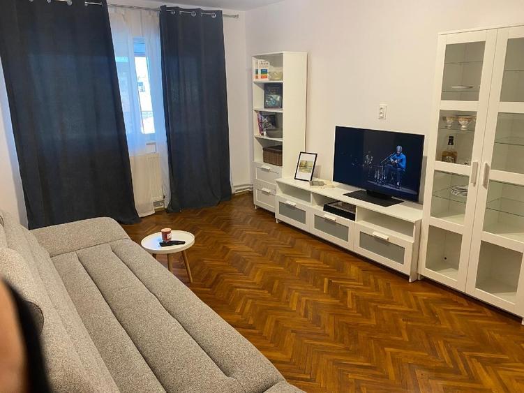 Apartament cu 3 camere semidecomandat, mobilat în Ultracentral
