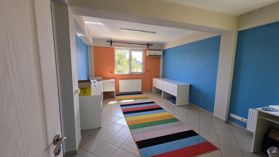 Casă individuală cu 5 camere cu Canalizare în Central