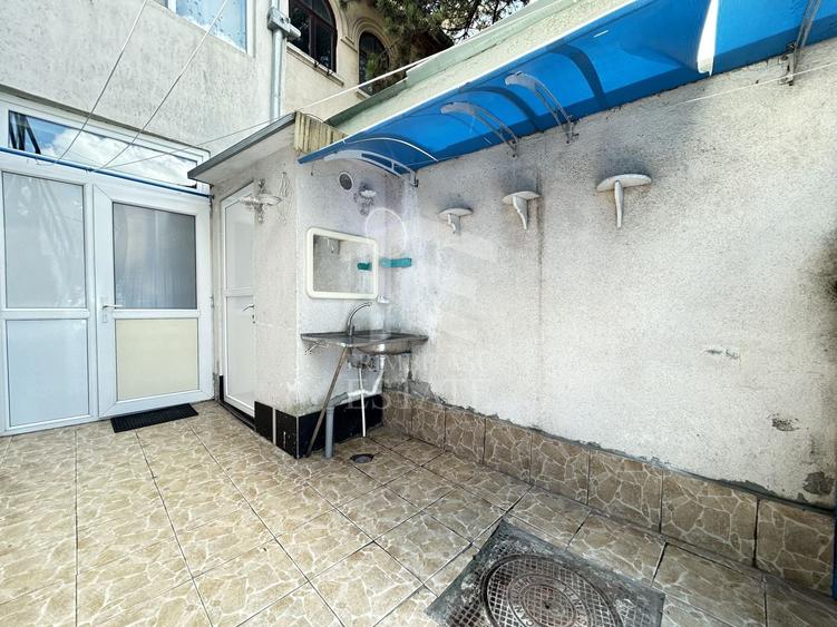 Casă individuală cu 6 camere cu Canalizare în Central