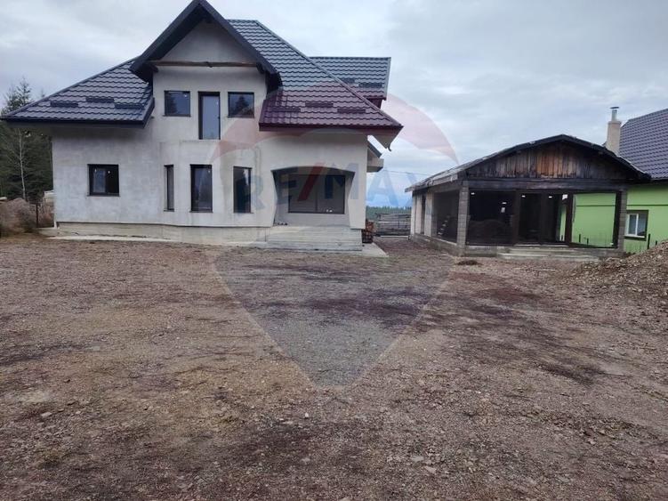Casă individuală cu 8 camere cu Piscina în Poiana Stampei