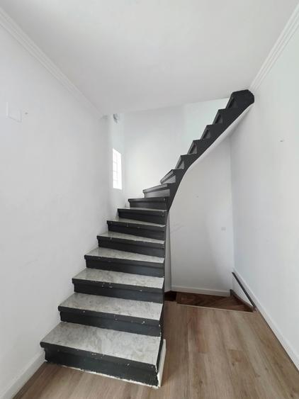 Casă individuală cu 8 camere cu Garaj în Capitale