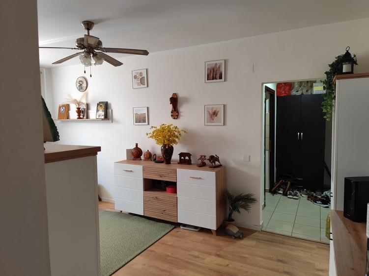 Apartament cu 3 camere semidecomandat în 1 Decembrie 1918