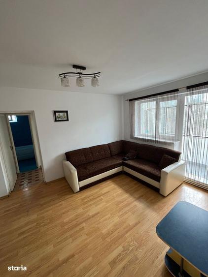 Apartament cu 3 camere semidecomandat, mobilat în Dacia