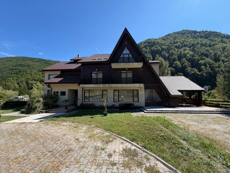 Casă cu 12 camere cu Teren 3295 Mp în Lepșa