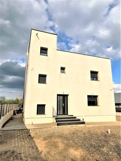 Casă individuală cu 5 camere cu Teren 2867 Mp în Exterior Vest