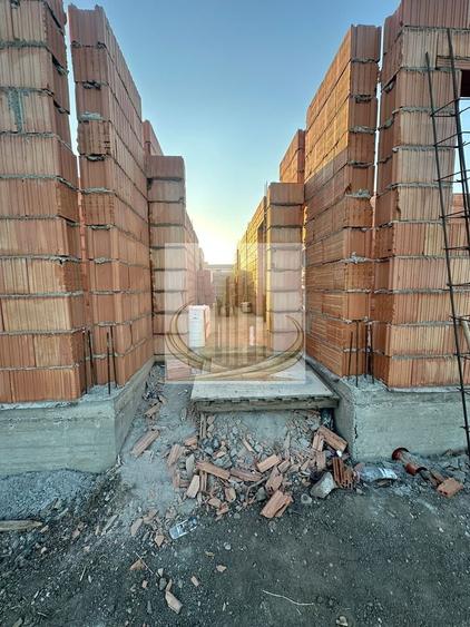 Duplex cu 4 camere cu Canalizare în Sânandrei