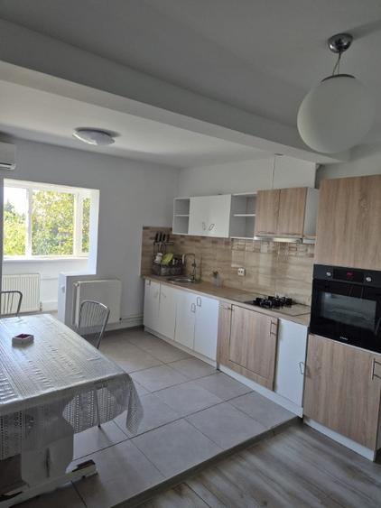 Apartament cu 3 camere decomandat, mobilat în Central