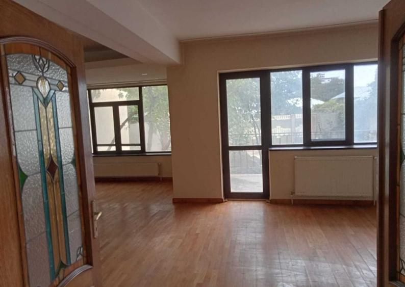 Casă cu 9 camere cu Teren 472 Mp în Central